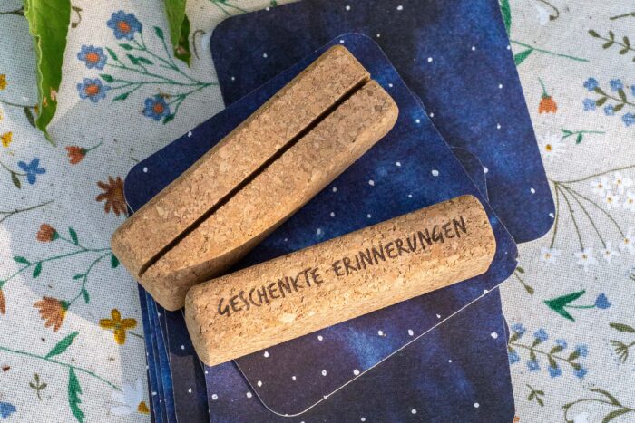 Geschenkte Erinnerungen – Kartenhalter aus Kork – Bild 2